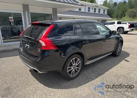 2016 Volvo V60 Cross Country Premier z USA, uszkodzony, nr VIN YV4612HK9G1013405